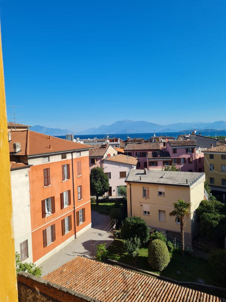 Der Ausblick aus dem Klassenzimmer…im Hintergrund liegt der Gardasee